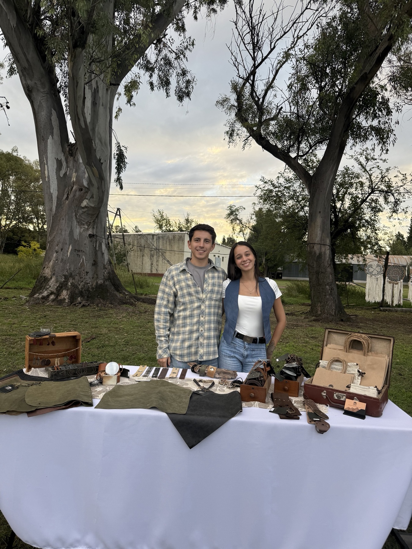 Valentina y Facundo junto a sus piezas de Cuero Viejo en una feria